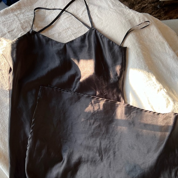 LEA & VIOLA SATIN LOW BACK DRESS- Medium - Picture 4 of 9